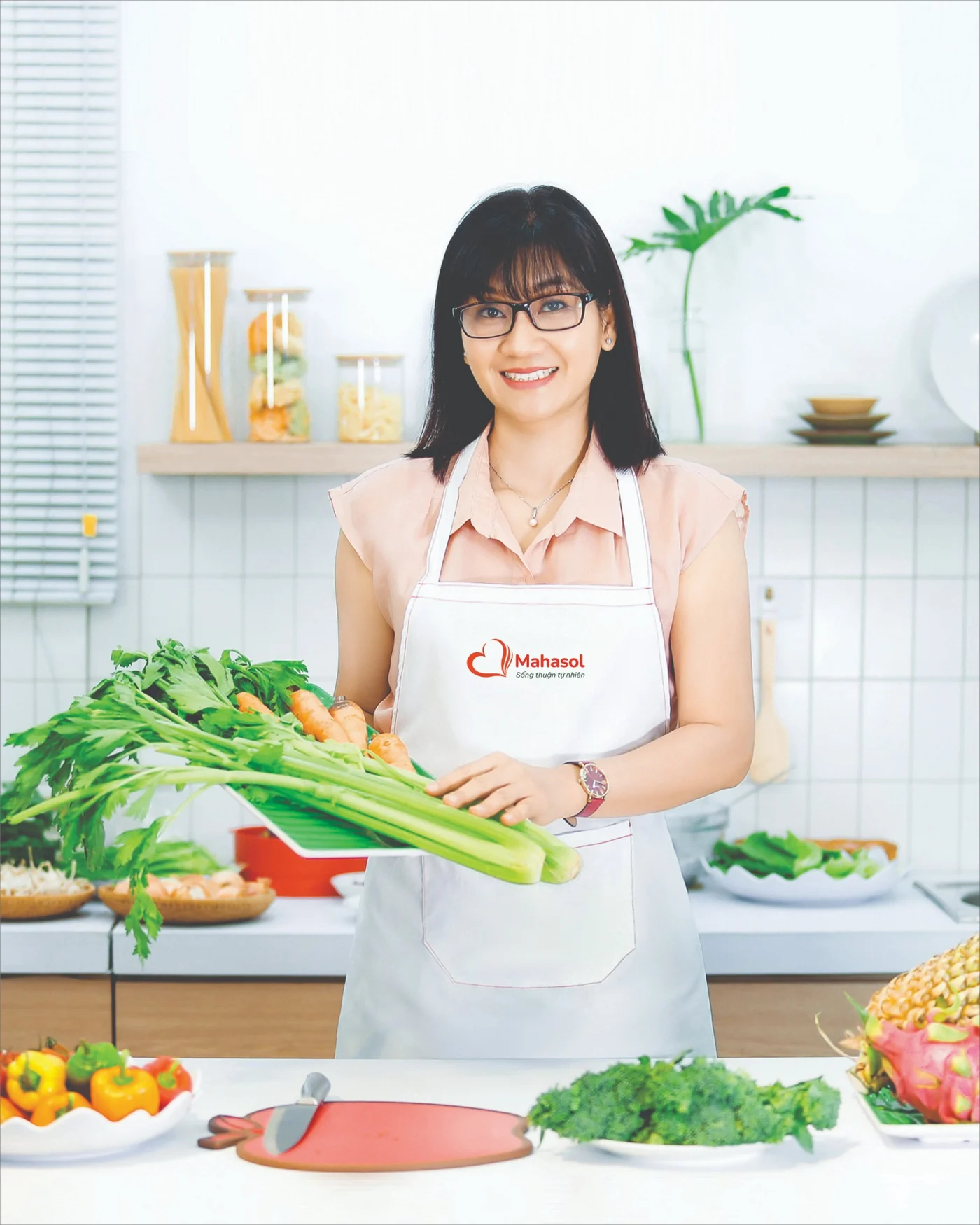 Chuyên gia Mahasol chuẩn bị rau củ tươi trong căn bếp