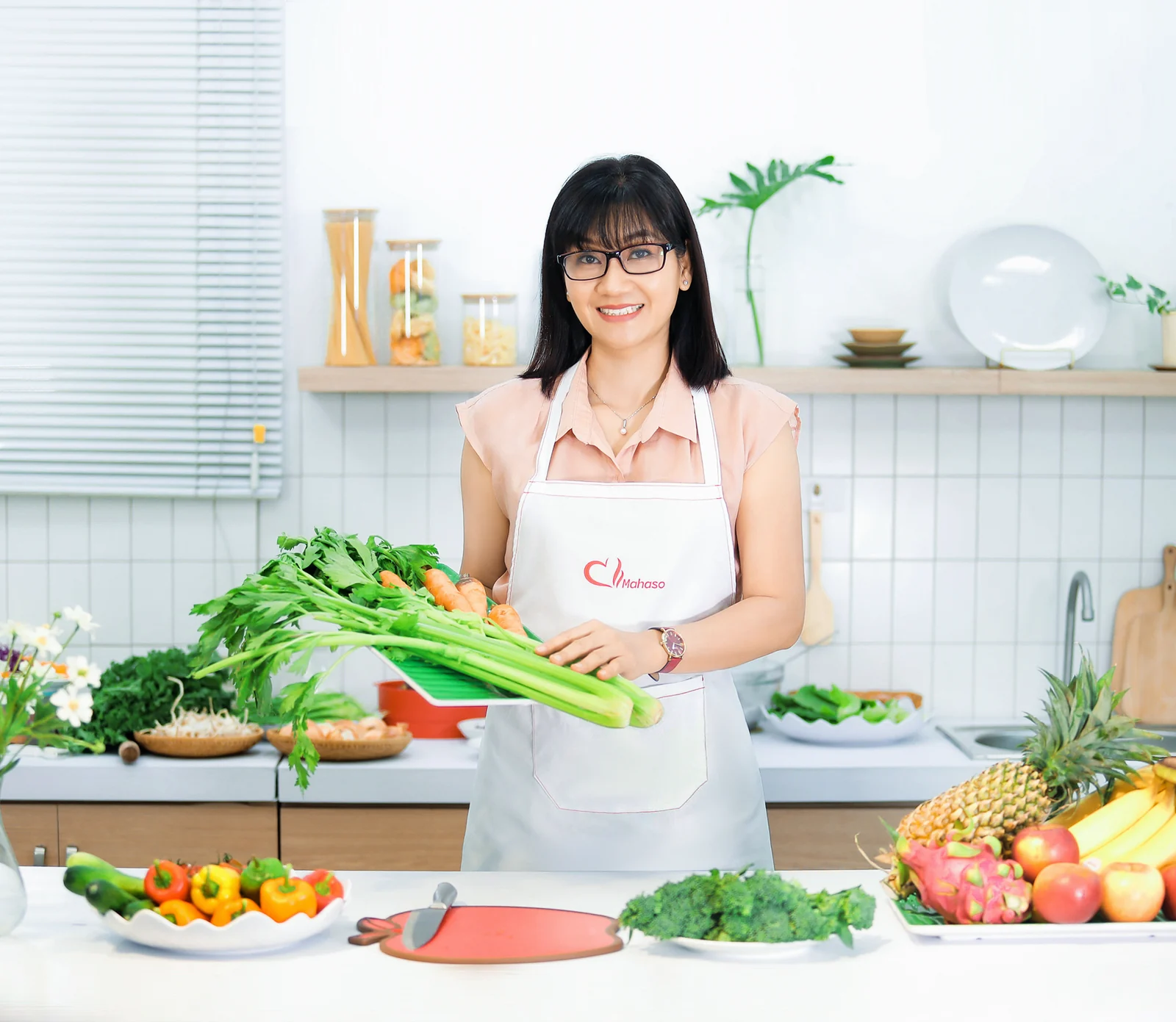 Bàn bếp với rau củ tươi và nguyên liệu tự nhiên