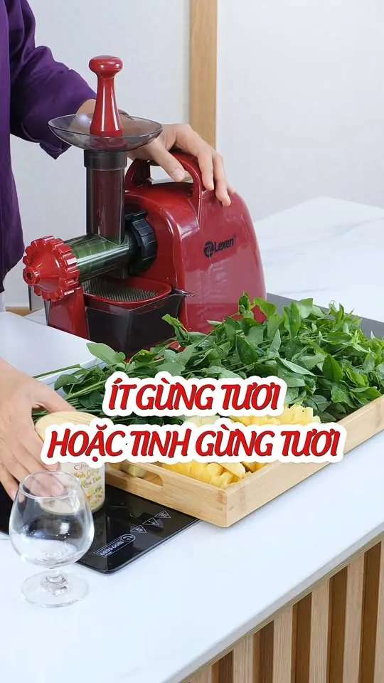 Bí quyết giúp kỳ kinh nhẹ nhàng hơn, không còn đau bụng nhờ ly nước ép từ rau ngót, dừa và gừng